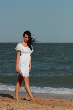 Karadeniz üzerinde poz veren seksi beyaz kadın model, Kırım.