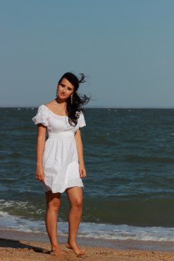 Karadeniz üzerinde poz veren seksi beyaz kadın model, Kırım.