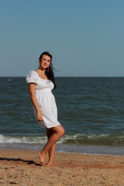 Karadeniz üzerinde poz veren seksi beyaz kadın model, Kırım.