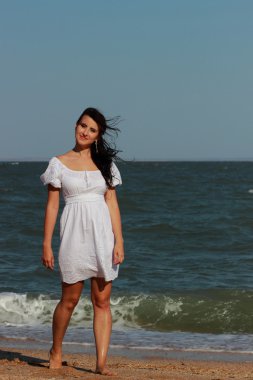 Karadeniz üzerinde poz veren seksi beyaz kadın model, Kırım.