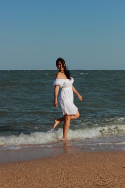 Güzel genç kadın poz veriyor.