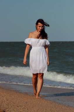 Güzel genç kadın poz veriyor.