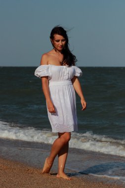 Karadeniz Sahil, Doğu Kırım, Rusya üzerinde poz güzel genç kadın