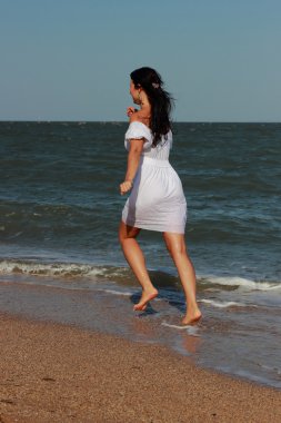 Güzel genç kadın poz veriyor.