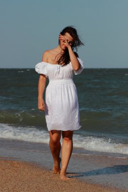 Güzel genç kadın poz veriyor.