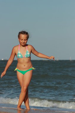 Genç model kameraya poz