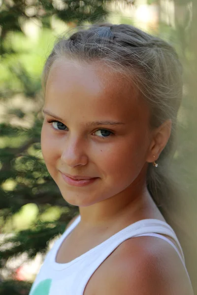 Little girl portrait outdoor — Stock Photo, Image