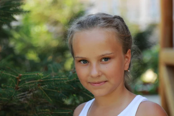 Niña retrato al aire libre — Foto de Stock