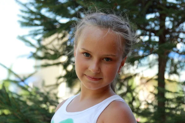 Niña retrato al aire libre — Foto de Stock