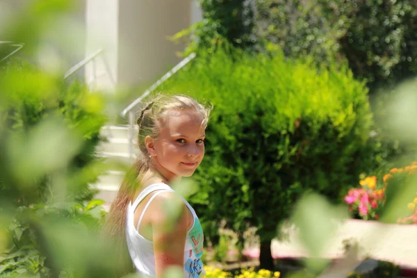 Little girl portrait outdoor — Stock Photo, Image