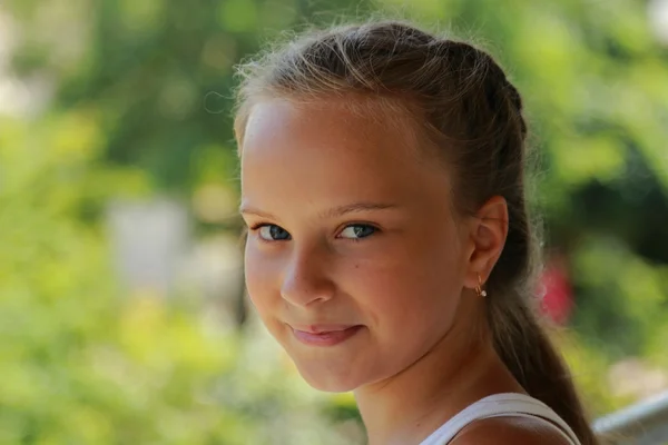 Menina pequena ao ar livre — Fotografia de Stock