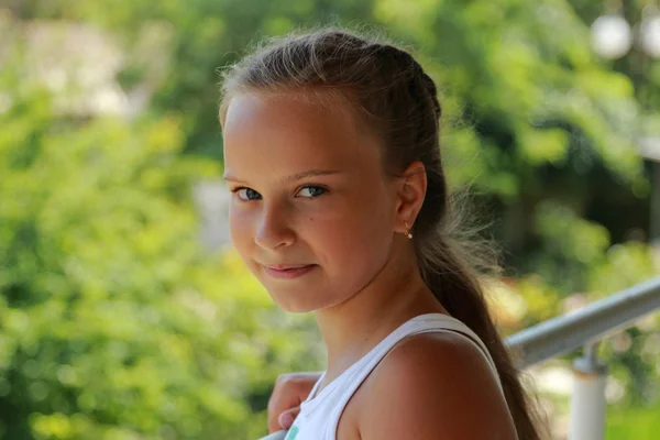 Menina pequena ao ar livre — Fotografia de Stock