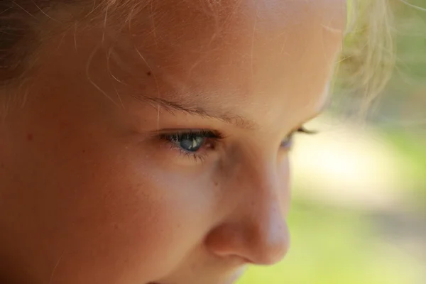 Bella Bambina Una Bandana Rosa Una Giornata Sole All Aperto — Foto Stock