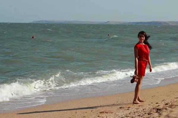 Bella Donna Cammina Sul Lato Mare Abito Bagnato Rosso Scarpe — Foto Stock