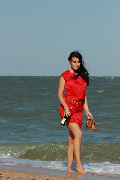 Güzel Bir Kadın Deniz Tarafında Yürüyor Islak Kırmızı Elbise Topuklu — Stok fotoğraf
