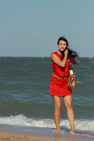 Hermosa Mujer Camina Lado Del Mar Mojado Vestido Rojo Zapatos — Foto de Stock