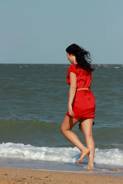 Mulher Bonita Caminha Lado Mar Molhado Vestido Vermelho Sapatos Salto — Fotografia de Stock