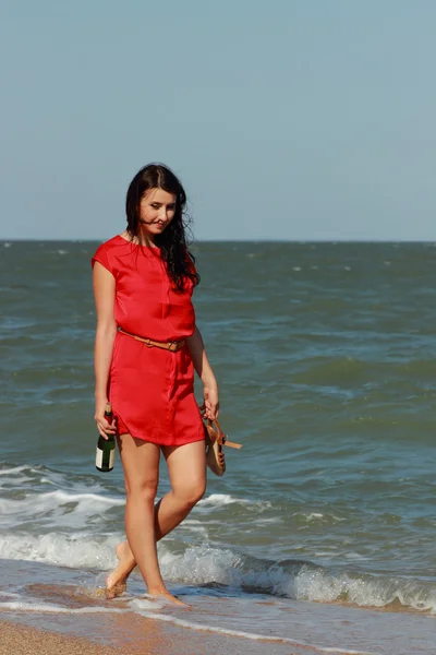 Beautiful woman walks at the sea side — Stock Photo, Image