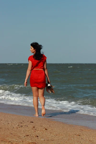 Hermosa Mujer Camina Lado Del Mar Mojado Vestido Rojo Zapatos —  Fotos de Stock