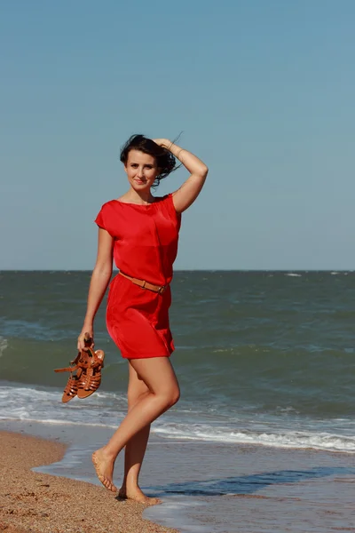 Beautiful woman walks at the sea side — Stock fotografie