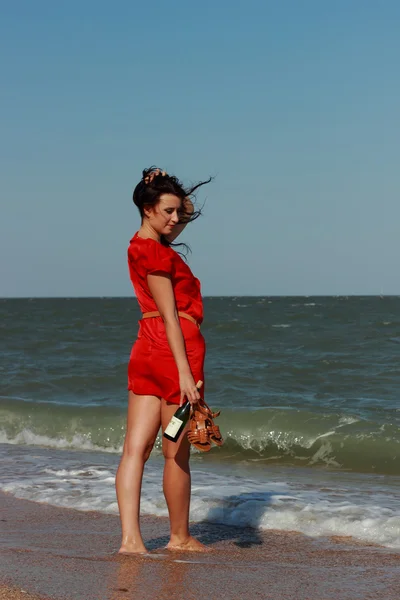 Beautiful woman walks at the seaside — Stok fotoğraf