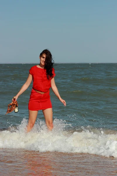 Hermosa Mujer Camina Lado Del Mar Mojado Vestido Rojo Zapatos —  Fotos de Stock