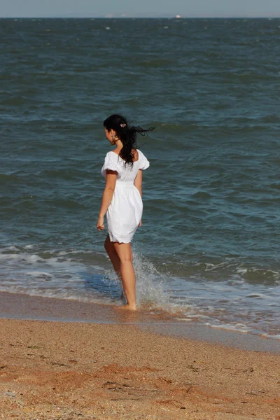 性感的年轻高加索女性模特儿 在黑海上空摆姿势 克里米亚 — 图库照片