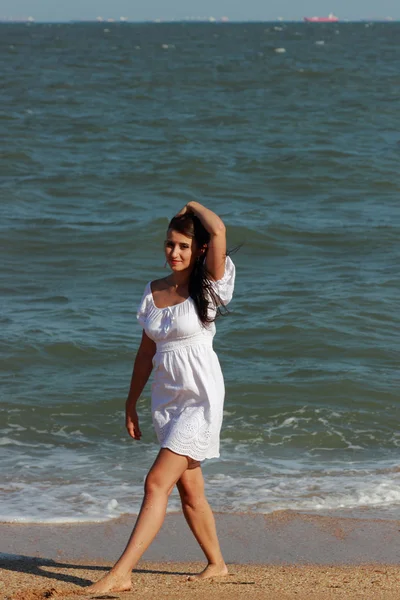 Karadeniz Üzerinde Poz Veren Seksi Beyaz Kadın Model Kırım — Stok fotoğraf