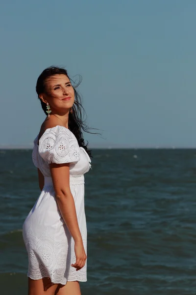 性感的年轻高加索女性模特儿 在黑海上空摆姿势 克里米亚 — 图库照片