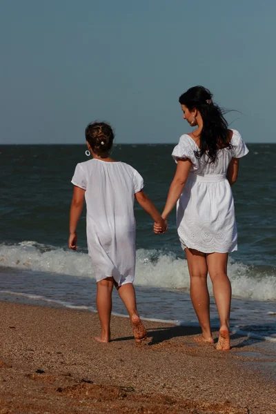 Gelukkige Gezin Rustend Het Strand Overheen Zwarte Zee Krim — Stockfoto