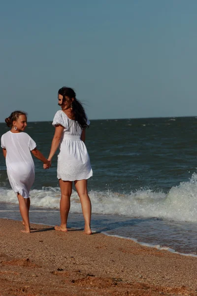 Счастливая Семья Отдыхает Пляже Над Черным Морем Крым — стоковое фото