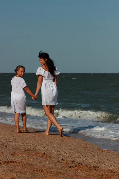 Gelukkige Gezin Rustend Het Strand Overheen Zwarte Zee Krim — Stockfoto