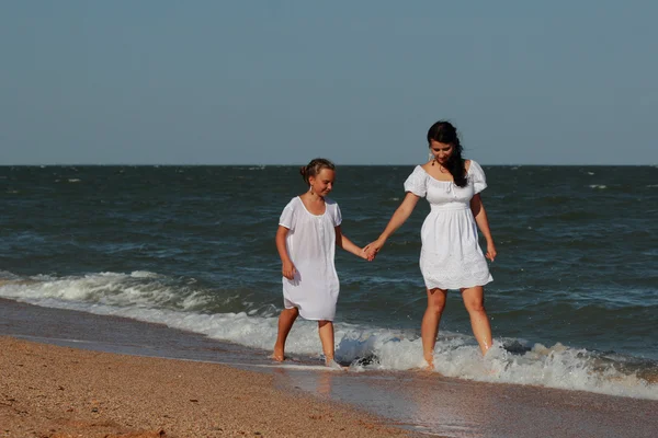 Família Feliz Descansando Praia Sobre Mar Negro Crimeia — Fotografia de Stock