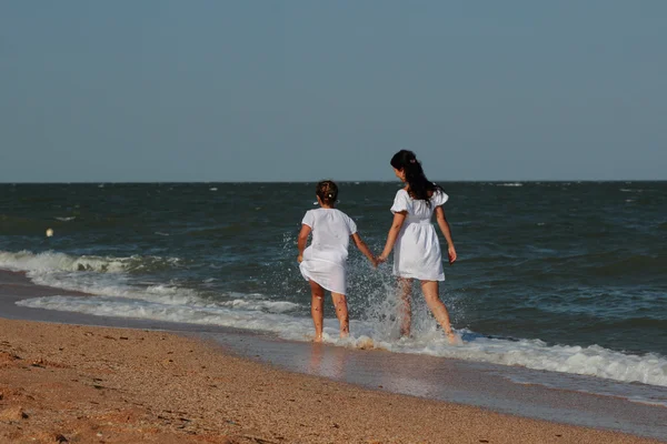 Gelukkige Gezin Rustend Het Strand Overheen Zwarte Zee Krim — Stockfoto