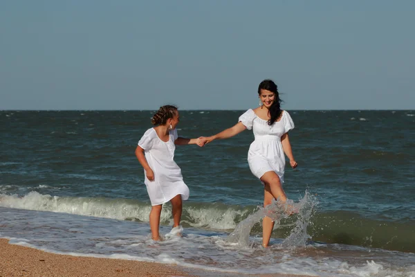 Familia Feliz Descansando Playa Sobre Mar Negro Crimea — Foto de Stock