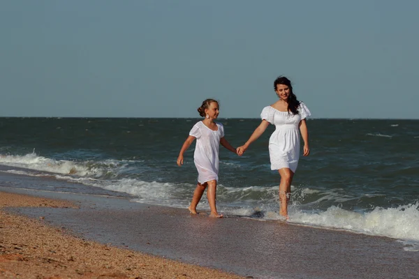 Familia Feliz Descansando Playa Sobre Mar Negro Crimea — Foto de Stock