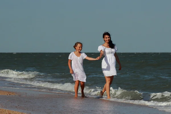 Familia Feliz Descansando Playa Sobre Mar Negro Crimea — Foto de Stock