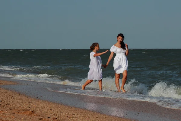 Famiglia Felice Che Riposa Spiaggia Sul Mar Nero Crimea — Foto Stock