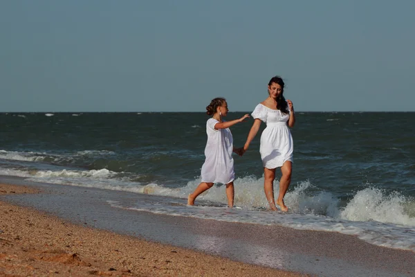 Gelukkige Gezin Rustend Het Strand Overheen Zwarte Zee Krim — Stockfoto