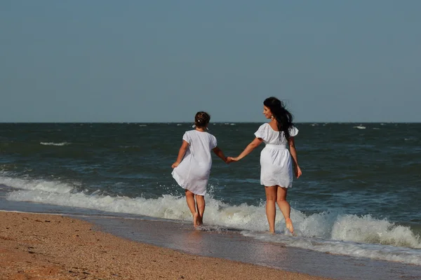 Счастливая Семья Отдыхает Пляже Над Черным Морем Крым — стоковое фото