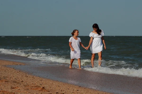 Família Feliz Descansando Praia Sobre Mar Negro Crimeia — Fotografia de Stock