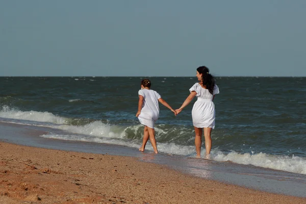 Gelukkige Gezin Rustend Het Strand Overheen Zwarte Zee Krim — Stockfoto