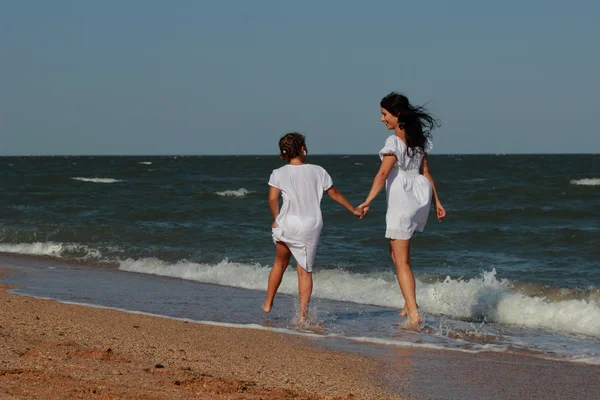 幸せな家族は黒海のビーチで休んで クリミア — ストック写真