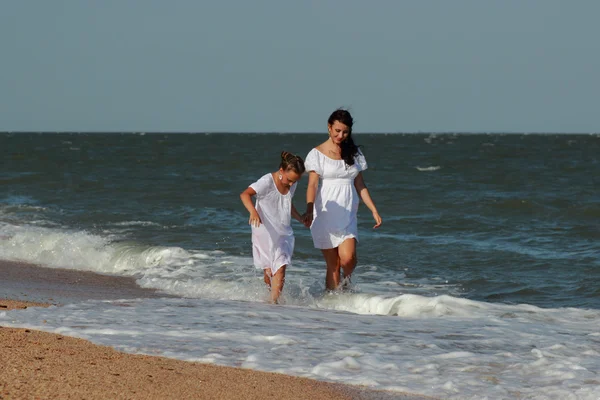 Família Feliz Descansando Praia Sobre Mar Negro Crimeia — Fotografia de Stock