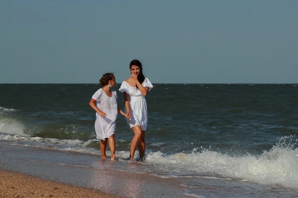 Família Feliz Descansando Praia Sobre Mar Negro Crimeia — Fotografia de Stock