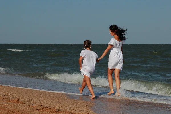 Familia Feliz Descansando Playa Sobre Mar Negro Crimea — Foto de Stock