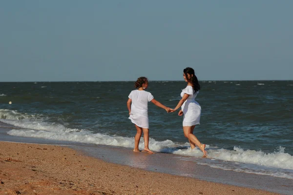 Gelukkige Gezin Rustend Het Strand Overheen Zwarte Zee Krim — Stockfoto