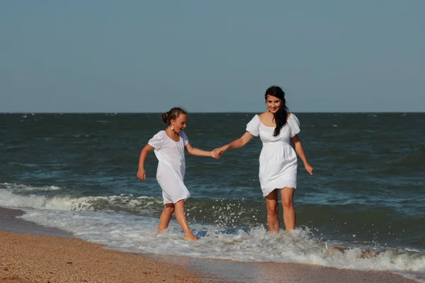 Familia Feliz Descansando Playa Sobre Mar Negro Crimea — Foto de Stock