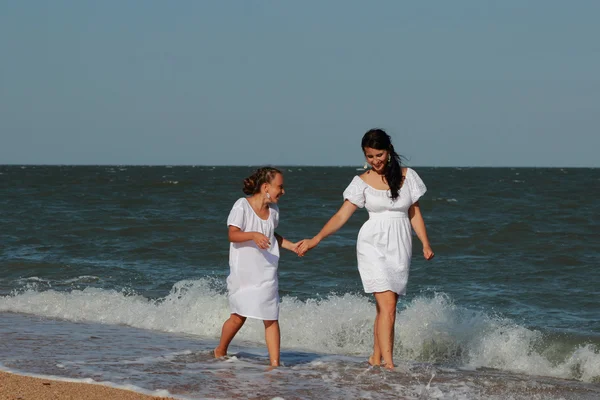 Familia Feliz Descansando Playa Sobre Mar Negro Crimea — Foto de Stock