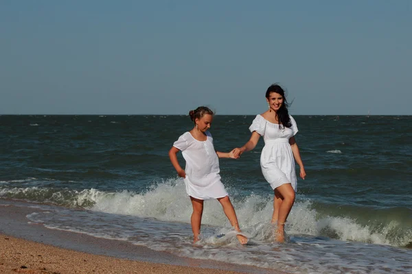 Lycklig Familj Vilar Stranden Över Svarta Havet Krim — Stockfoto